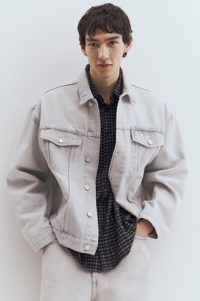 Джинсовая куртка свободного кроя H&M, серый
Джинсовая куртка свободного кроя H&M, серый