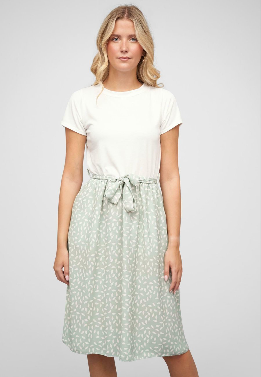 Платье Cloud 5ive POCKETS UND BINDEGÜRTEL, White Mint/White
Платье Cloud 5ive POCKETS UND BINDEGÜRTEL, White Mint/White