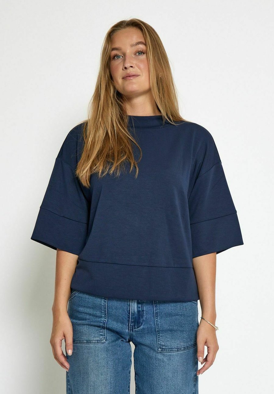 Футболка PEPPERCORN DICETTE HALF SLEEVE, Black Iris/Dark Blue, Черный, Футболка PEPPERCORN DICETTE HALF SLEEVE, Black Iris/Dark Blue
Футболка PEPPERCORN DICETTE HALF SLEEVE, Black Iris/Dark Blue, Черный, Футболка PEPPERCORN DICETTE HALF SLEEVE, Black Iris/Dark Blue