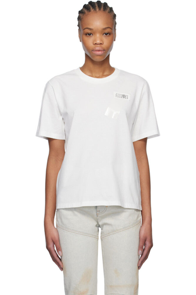 Белая футболка с логотипом, пришитым лентой MM6 Maison Margiela
Белая футболка с логотипом, пришитым лентой MM6 Maison Margiela