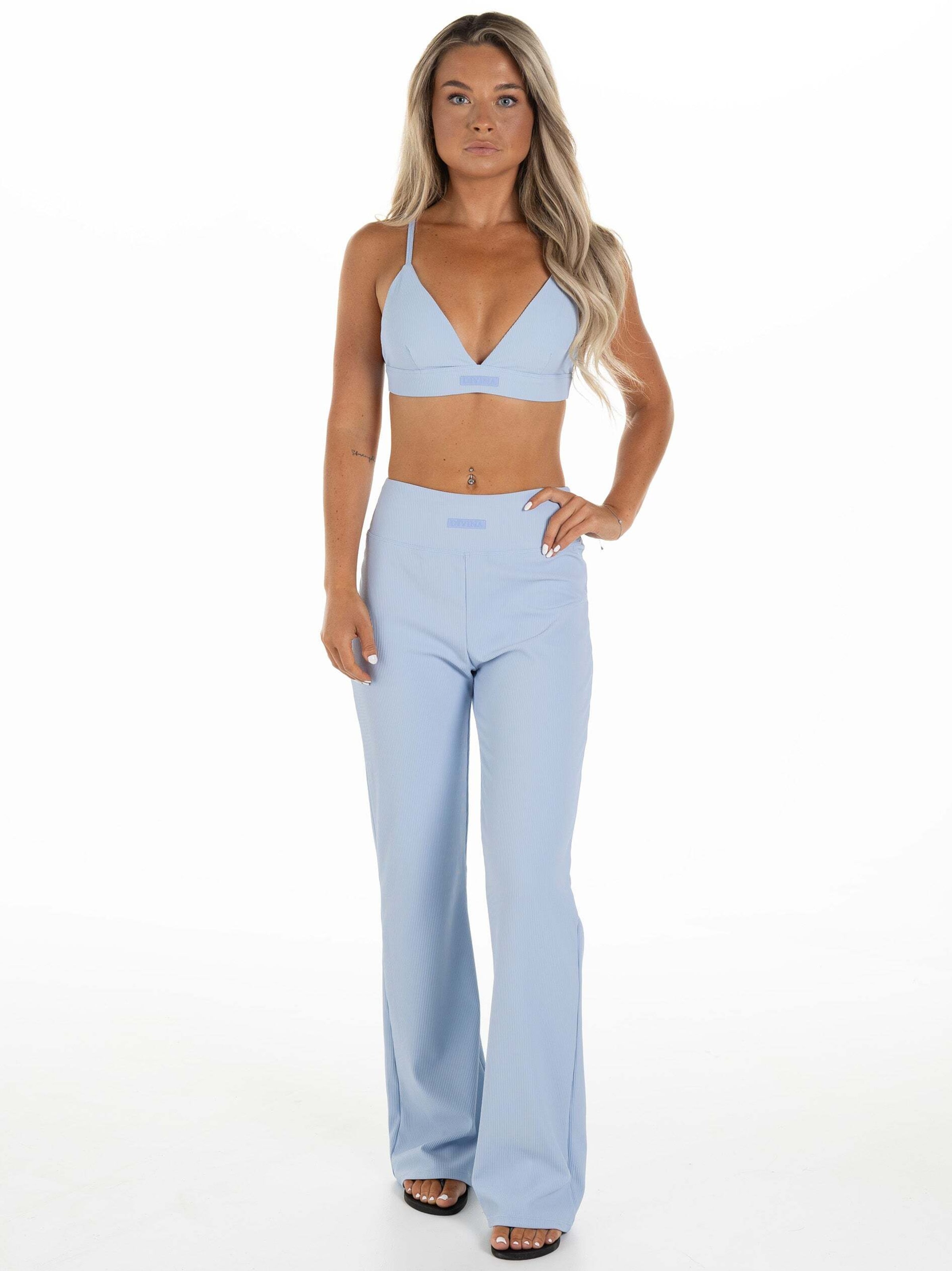 Divina Расклешенные спортивные штаны 'Palma' в светло-голубом цвете
Divina Расклешенные спортивные штаны 'Palma' в светло-голубом цвете