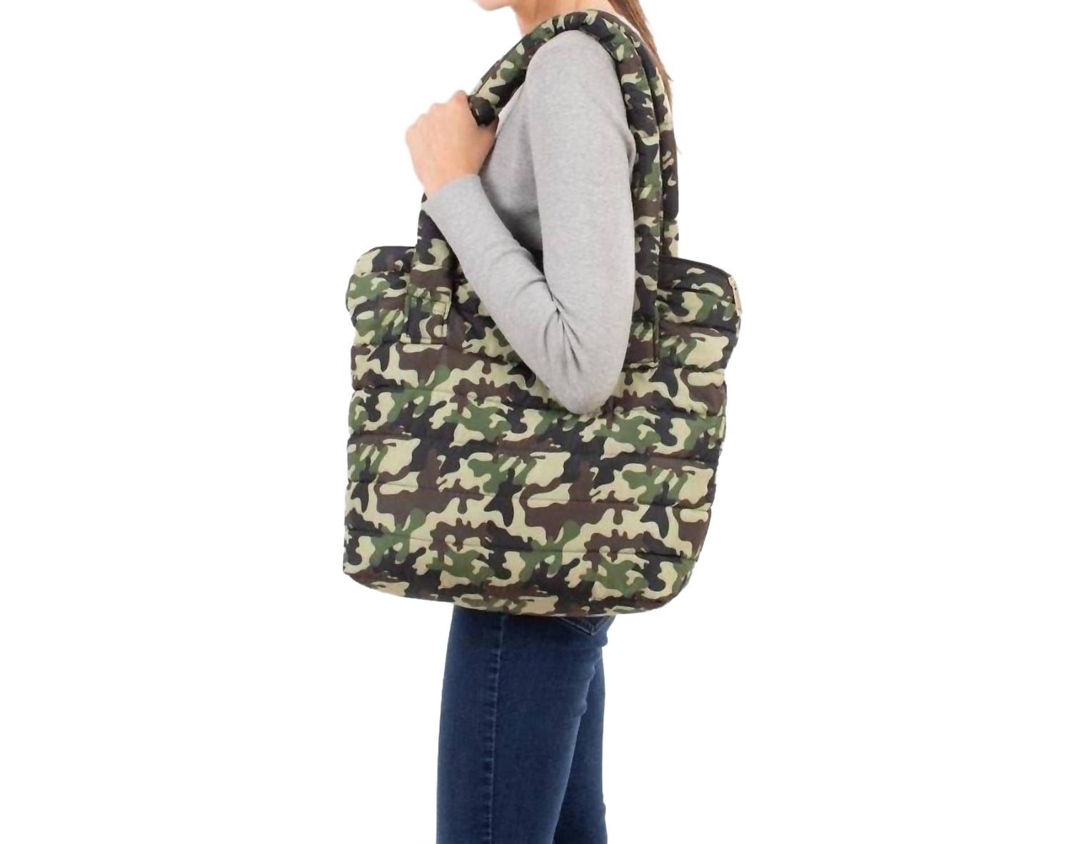 Квадратная стеганая сумка через плечо в зелено-бежевом камуфляжном принте Judson & Co.
Квадратная стеганая сумка через плечо в зелено-бежевом камуфляжном принте Judson & Co.