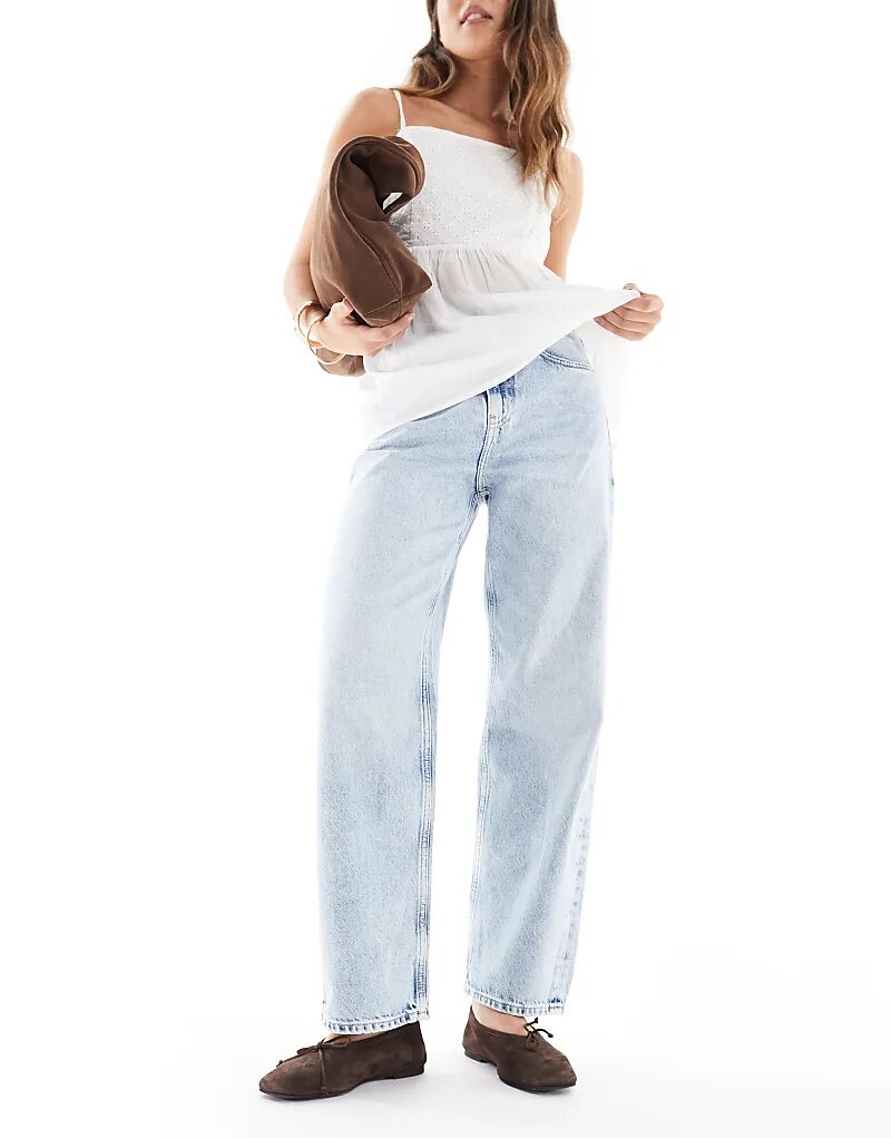 Джинсы-бочонки Calvin Klein Jeans светло-голубого цвета
Джинсы-бочонки Calvin Klein Jeans светло-голубого цвета