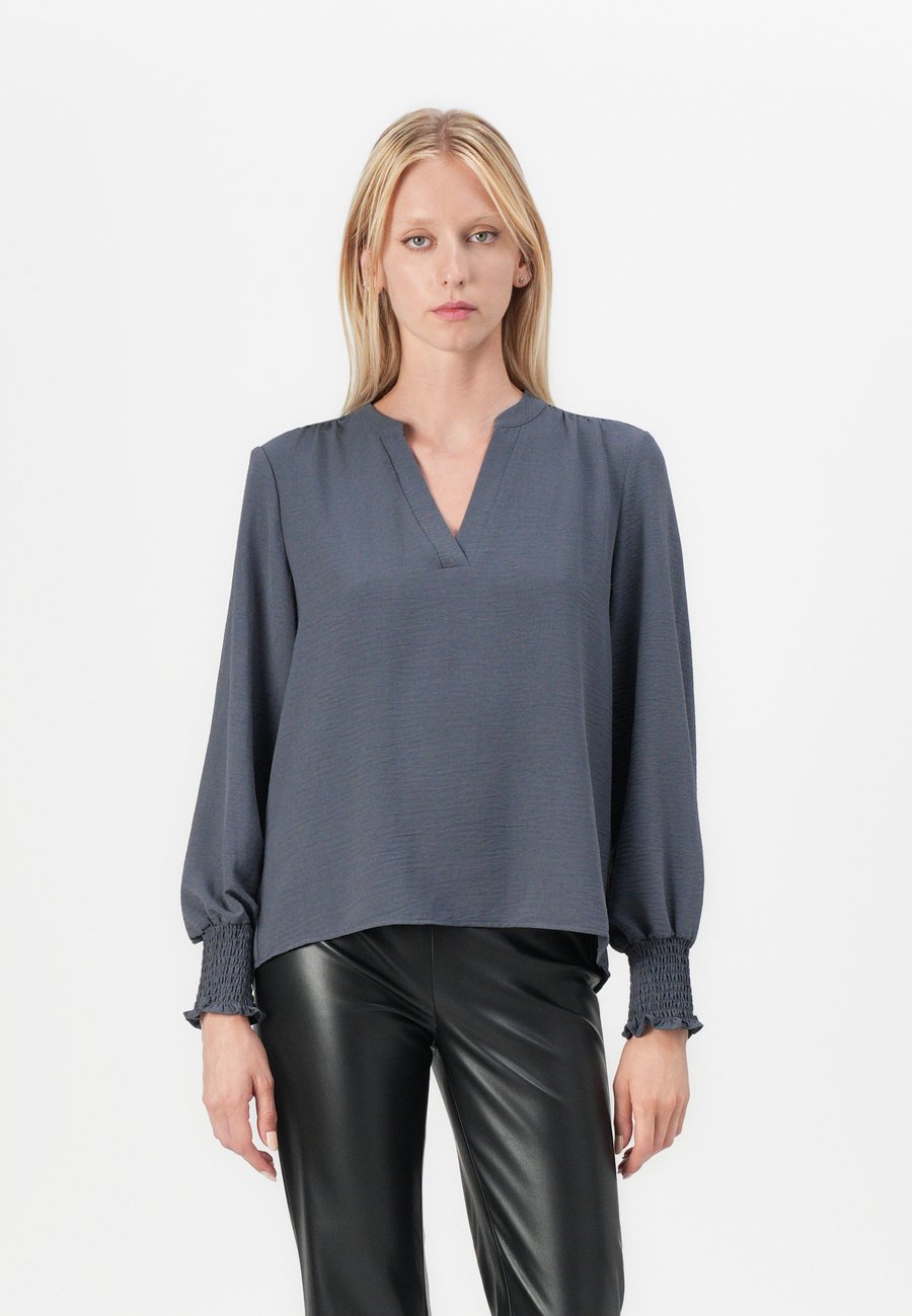Блуза ONLY ONLMETTE V-NECK SMOCK NOOS, Ombre Blue/Dark Blue
Блуза ONLY ONLMETTE V-NECK SMOCK NOOS, Ombre Blue/Dark Blue