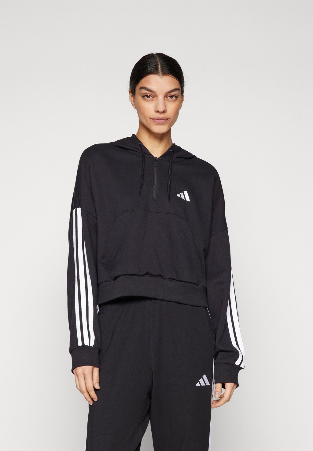 Толстовка с капюшоном adidas Sportswear, черный
Толстовка с капюшоном adidas Sportswear, черный