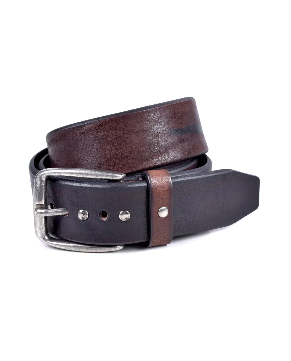 Мужской коричневый кожаный ремень с металлическими аппликациями Miguel Bellido
Мужской коричневый кожаный ремень с металлическими аппликациями Miguel Bellido