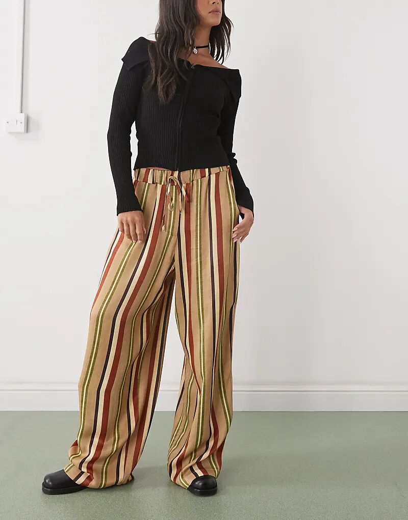 Широкие брюки Reclaimed Vintage с застежкой на липучке в коричнево-зеленую атласную полоску
Широкие брюки Reclaimed Vintage с застежкой на липучке в коричнево-зеленую атласную полоску