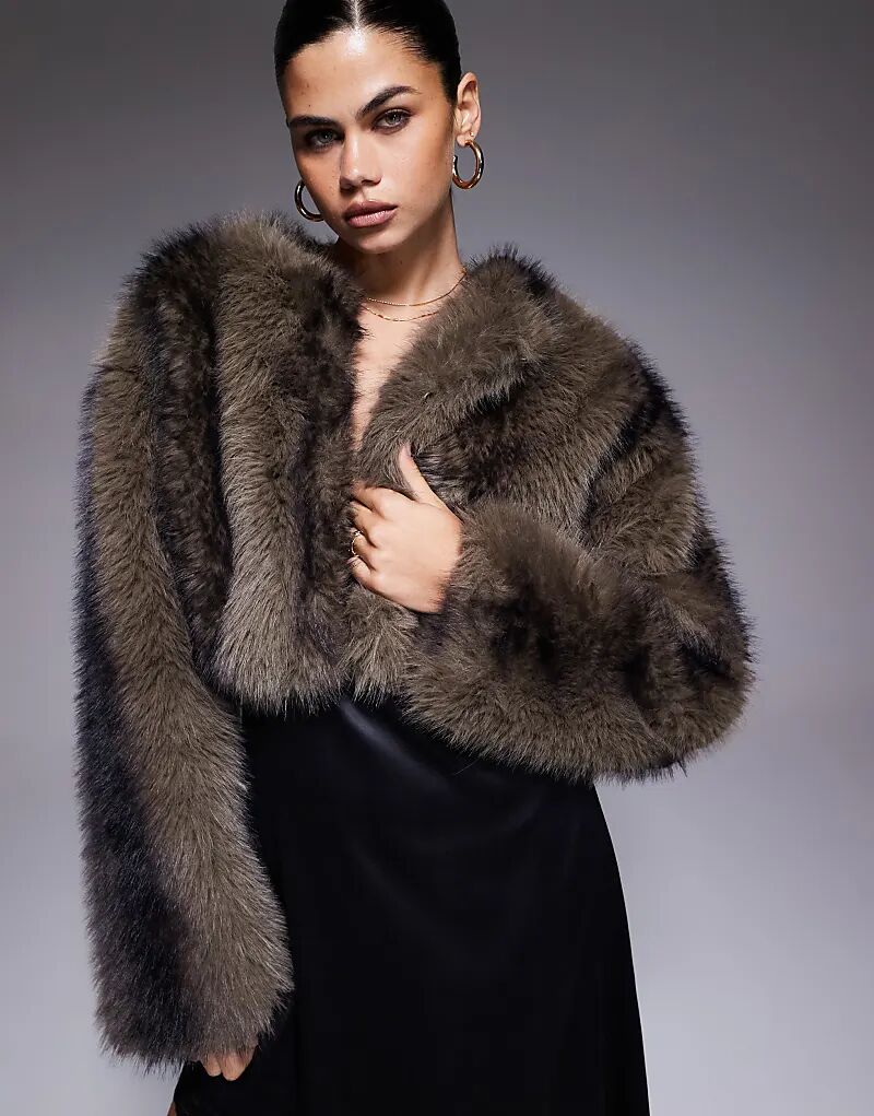 Укороченная куртка Aria Cove из искусственного меха в коричневую полоску
Укороченная куртка Aria Cove из искусственного меха в коричневую полоску