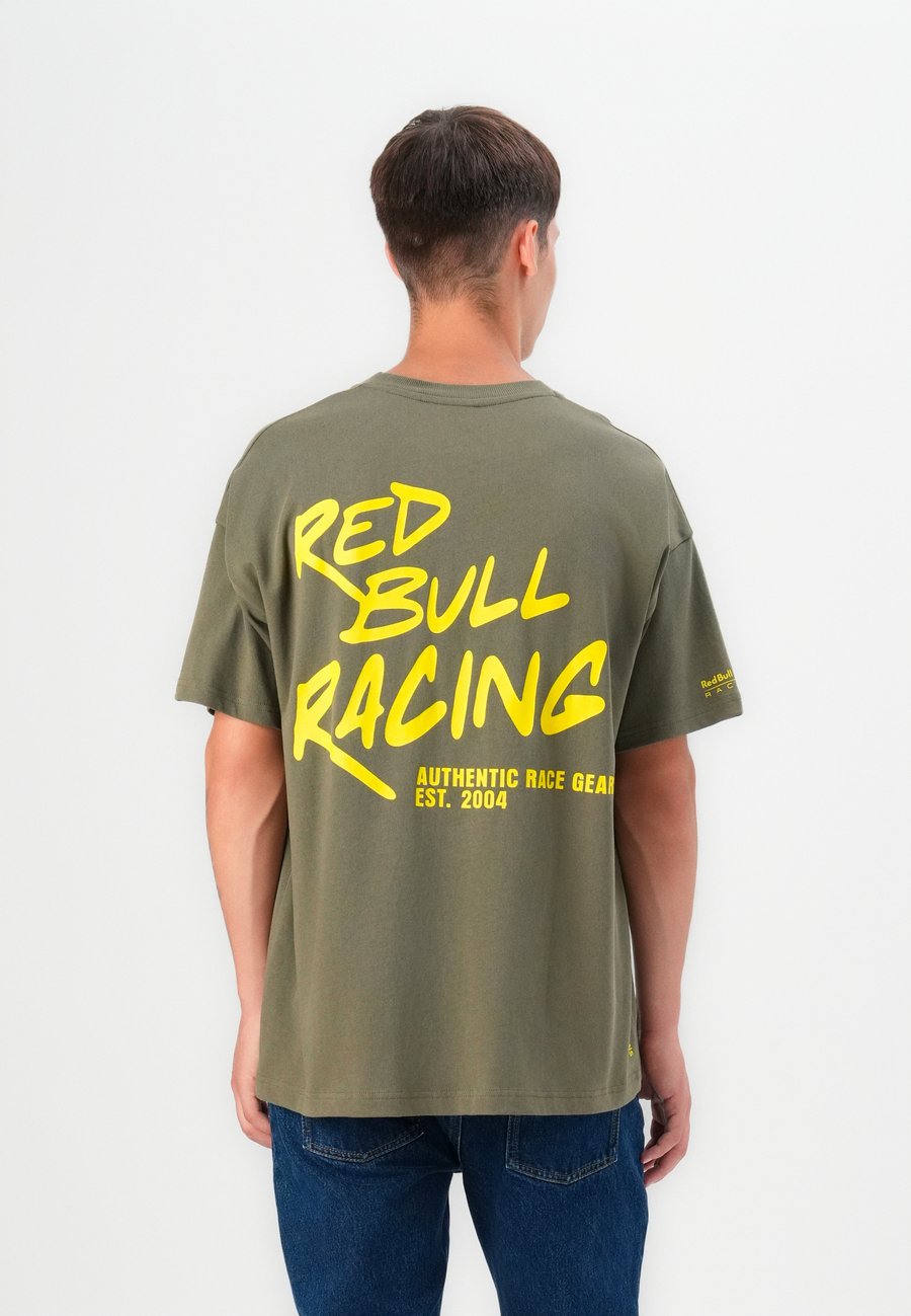 Футболка Red Bull Racing x Pepe Jeans MARKER SCRIPT TEE, Military Green/Olive
Футболка Red Bull Racing x Pepe Jeans MARKER SCRIPT TEE, Military Green/Olive
