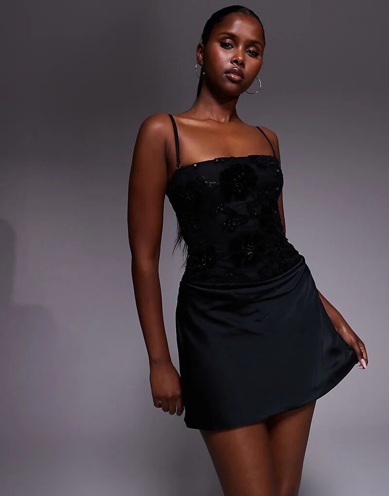 Мини-платье Oh Polly с драпированной юбкой и съемными бретелями черного цвета 
Мини-платье Oh Polly с драпированной юбкой и съемными бретелями черного цвета