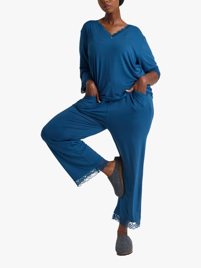 Бамбуковый комплект пижамы с кружевом и v-образным вырезом Pretty You London, Teal
Бамбуковый комплект пижамы с кружевом и v-образным вырезом Pretty You London, Teal