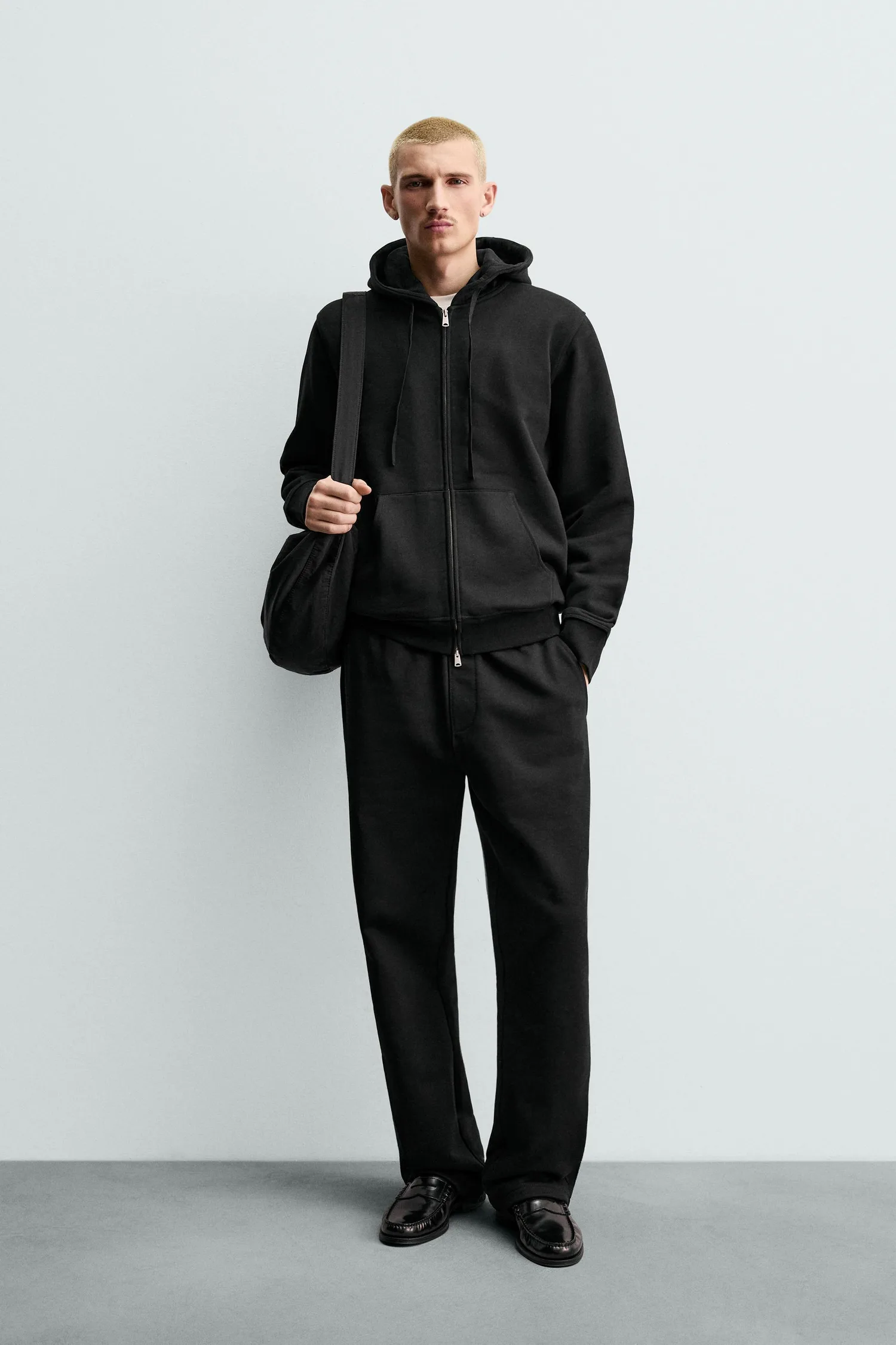 Толстовка на молнии с капюшоном из плотной ткани Zara, черный
Толстовка на молнии с капюшоном из плотной ткани Zara, черный