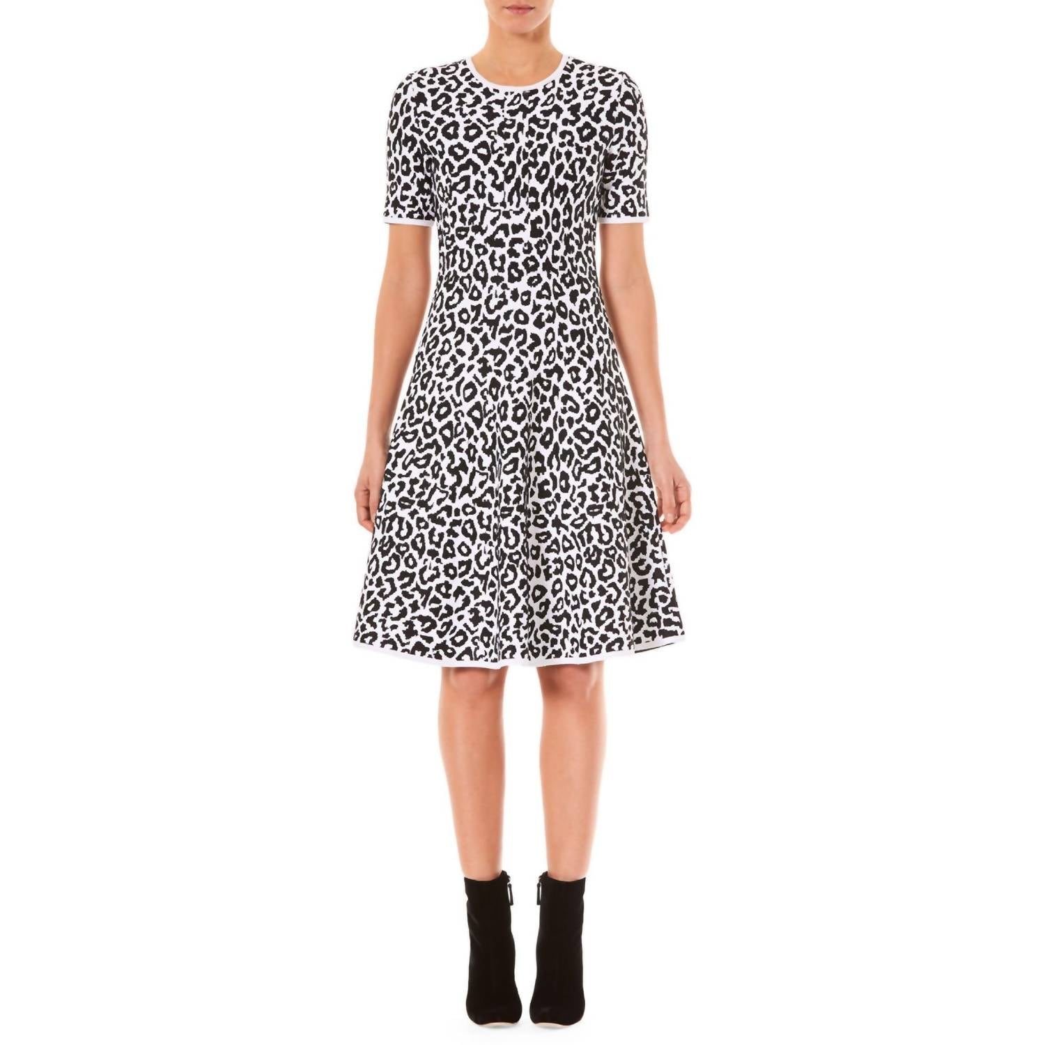 Трикотажное платье-клеш с леопардовым принтом в черном/белом цвете Carolina Herrera
Трикотажное платье-клеш с леопардовым принтом в черном/белом цвете Carolina Herrera