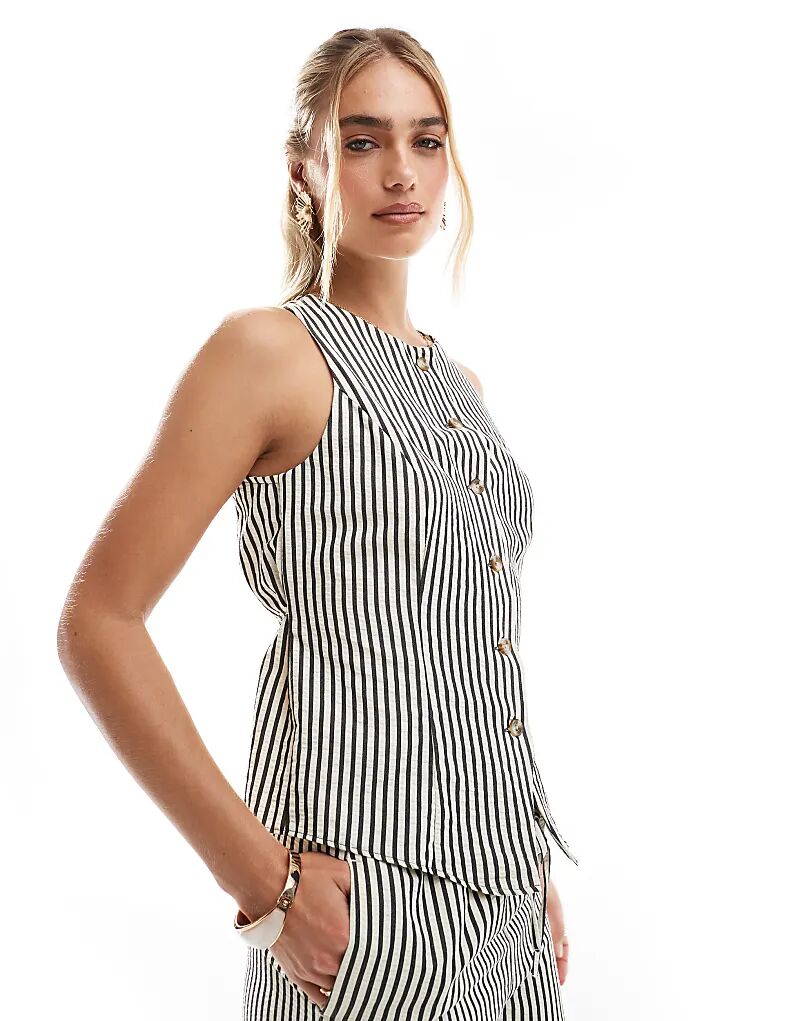 Жилет New Look с круглым вырезом и полосками черного цвета
Жилет New Look с круглым вырезом и полосками черного цвета