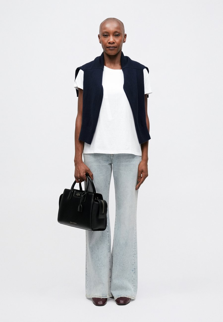 Сумка Armani Exchange AMELIE BAG, Black
Сумка Armani Exchange AMELIE BAG, Black