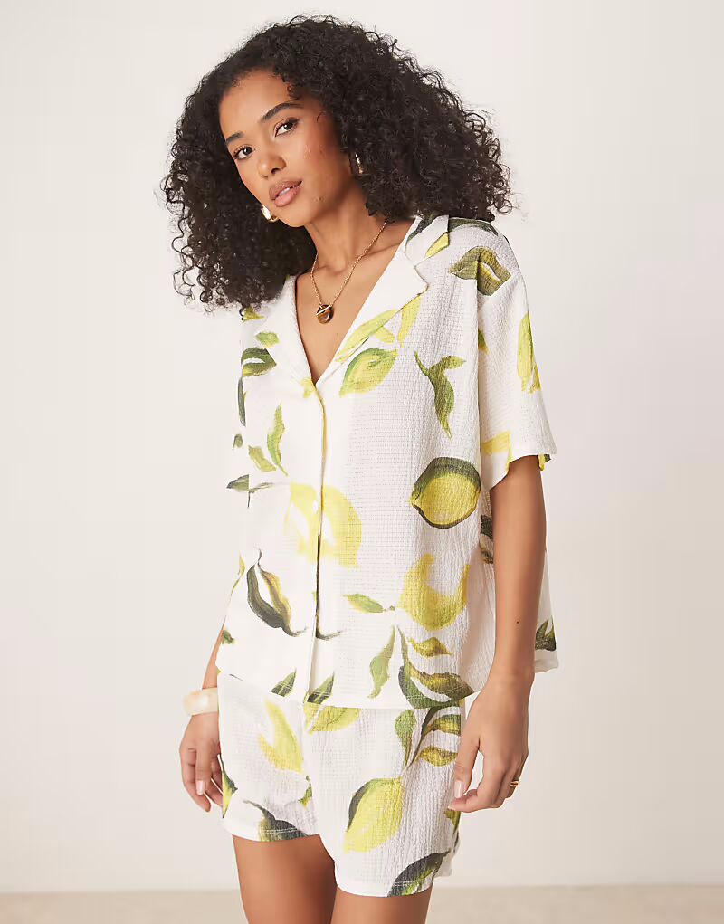 Рубашка свободного кроя с воротником-стойкой ASOS DESIGN с лимонным принтом
Рубашка свободного кроя с воротником-стойкой ASOS DESIGN с лимонным принтом