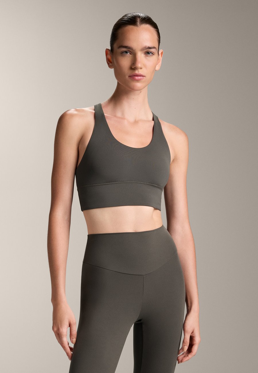 Бюстгальтер OYSHO COMFORTLUX MEDIUM SUPPORT WITH CUPS, Dark Grey/Olive
Бюстгальтер OYSHO COMFORTLUX MEDIUM SUPPORT WITH CUPS, Dark Grey/Olive