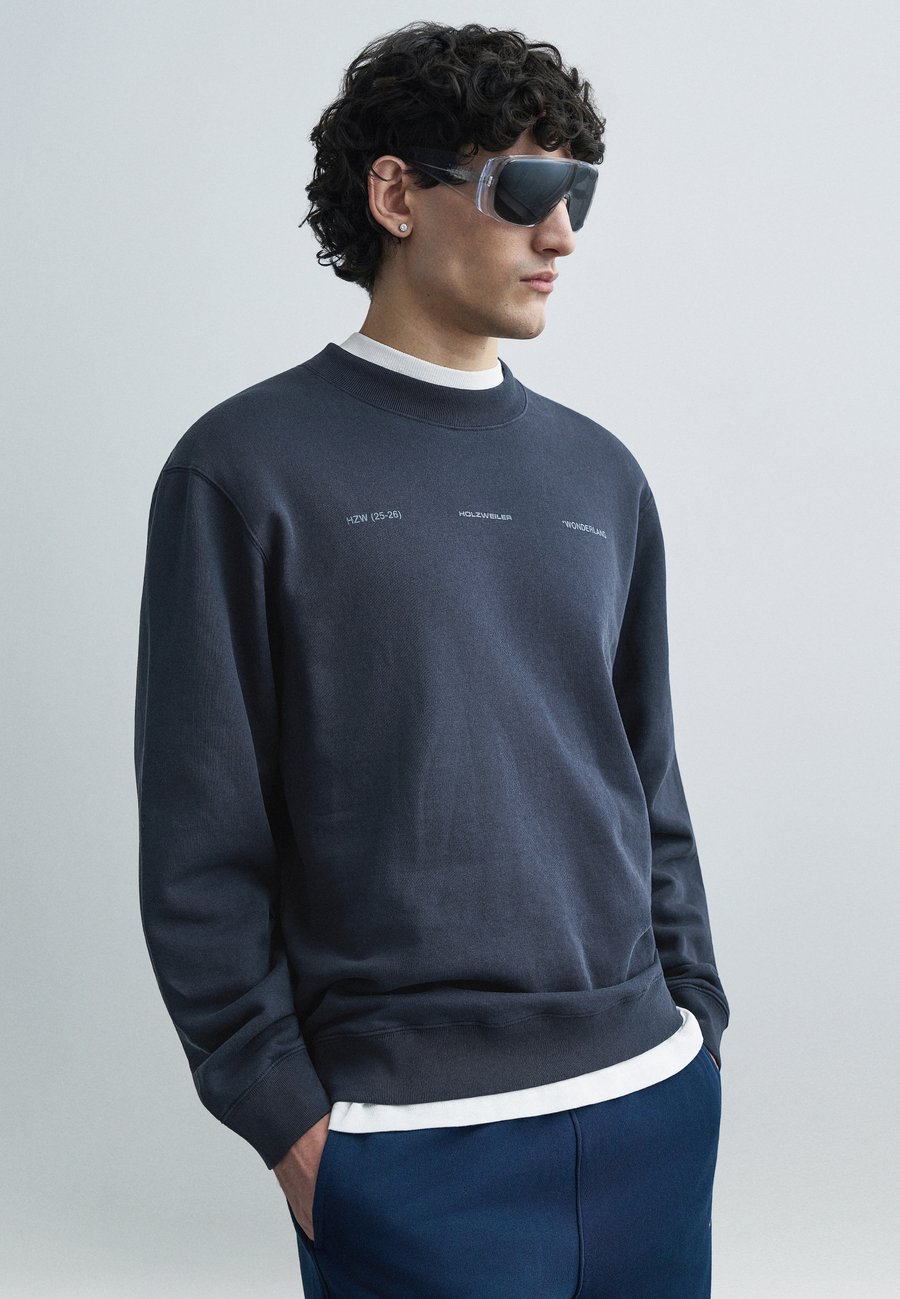 Толстовка Holzweiler DUKE NATIONAL CREW, Blue/Dark Blue, Синий, Толстовка Holzweiler DUKE NATIONAL CREW, Blue/Dark Blue
Толстовка Holzweiler DUKE NATIONAL CREW, Blue/Dark Blue, Синий, Толстовка Holzweiler DUKE NATIONAL CREW, Blue/Dark Blue