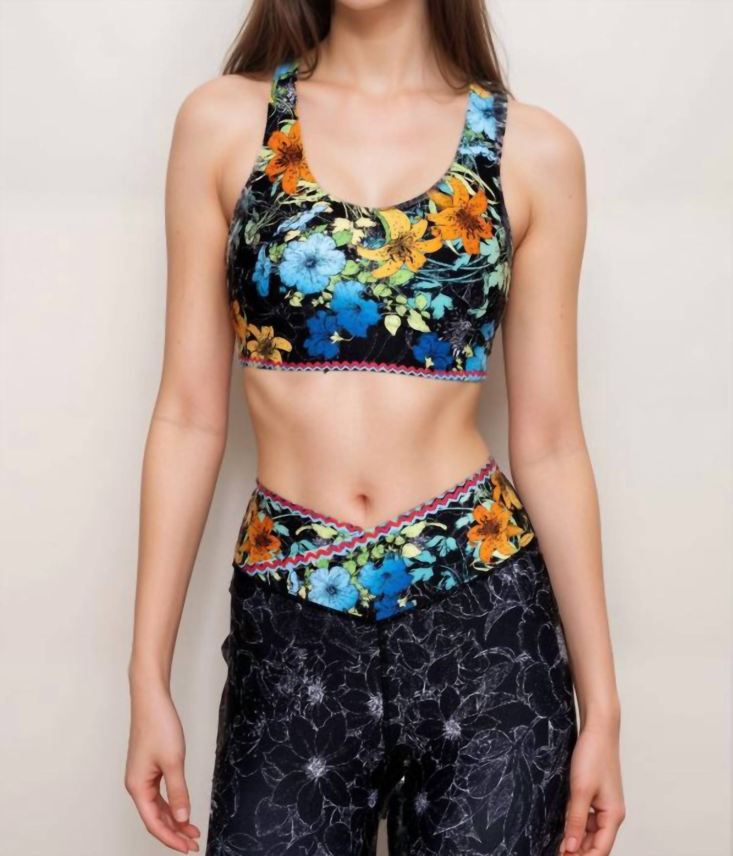 Bee Active Спортивный бюстгальтер реверсивный в мультиколоре Johnny Was
Bee Active Спортивный бюстгальтер реверсивный в мультиколоре Johnny Was