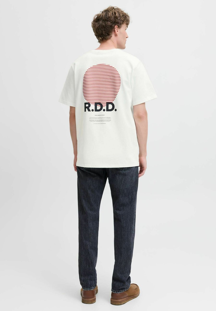 Футболка R.D.D. ROYAL DENIM DIVISION Print T-shirt, Cloud Dancer/Off-White, Белый, Футболка R.D.D. ROYAL DENIM DIVISION Print T-shirt, Cloud Dancer/Off-White
Футболка R.D.D. ROYAL DENIM DIVISION Print T-shirt, Cloud Dancer/Off-White, Белый, Футболка R.D.D. ROYAL DENIM DIVISION Print T-shirt, Cloud Dancer/Off-White