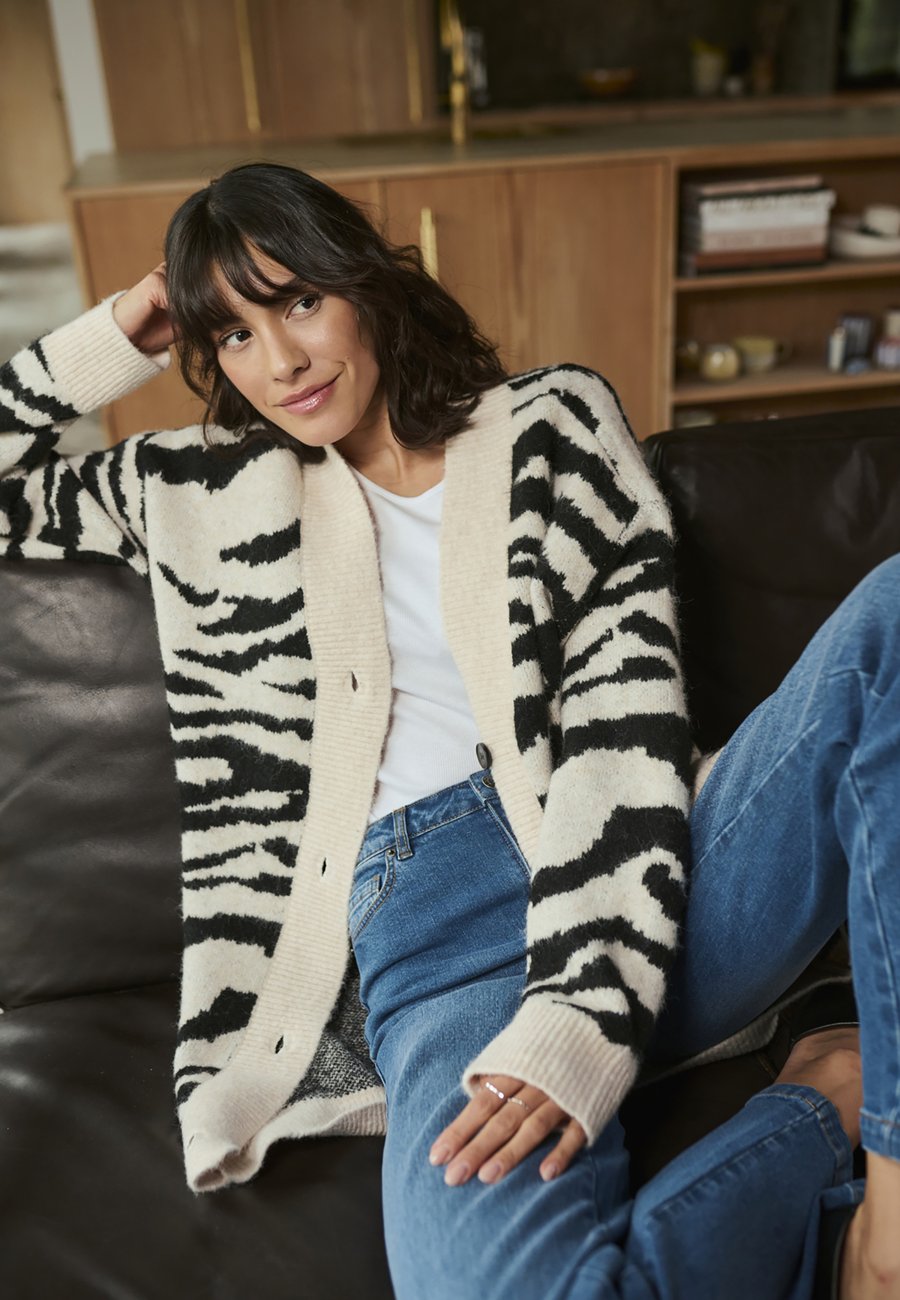 Кардиган Kaffe SANDRA, Turtledove Black Animal/Beige
Кардиган Kaffe SANDRA, Turtledove Black Animal/Beige