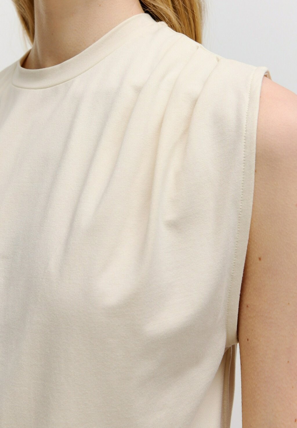 Топ LUCA EDITED, белый 
Топ LUCA EDITED, белый