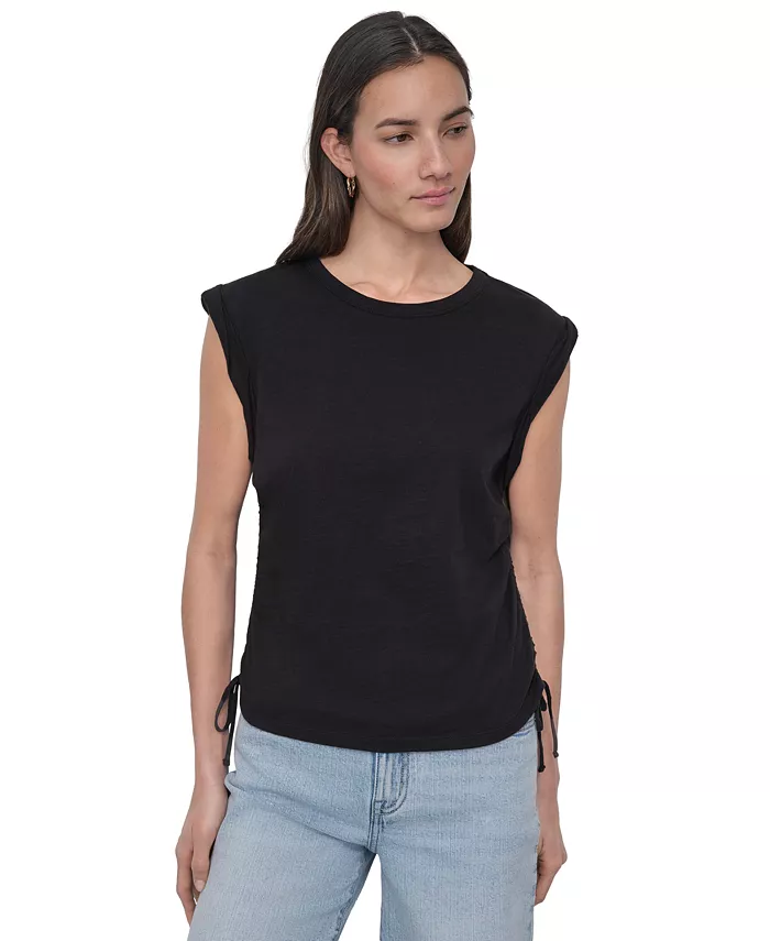 Укороченный хлопковый топ без рукавов с драпировкой и завязками по бокам Petite Cotton Ruched Side-Tie Sleeveless Tee DKNY Jeans, черный 
Укороченный хлопковый топ без рукавов с драпировкой и завязками по бокам Petite Cotton Ruched Side-Tie Sleeveless Tee DKNY Jeans, черный