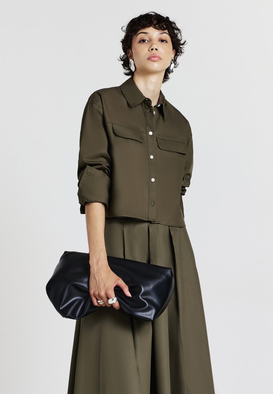 Блуза Calliope Button-down blouse, Verde Militare Scuro/Dark Green
Блуза Calliope Button-down blouse, Verde Militare Scuro/Dark Green
