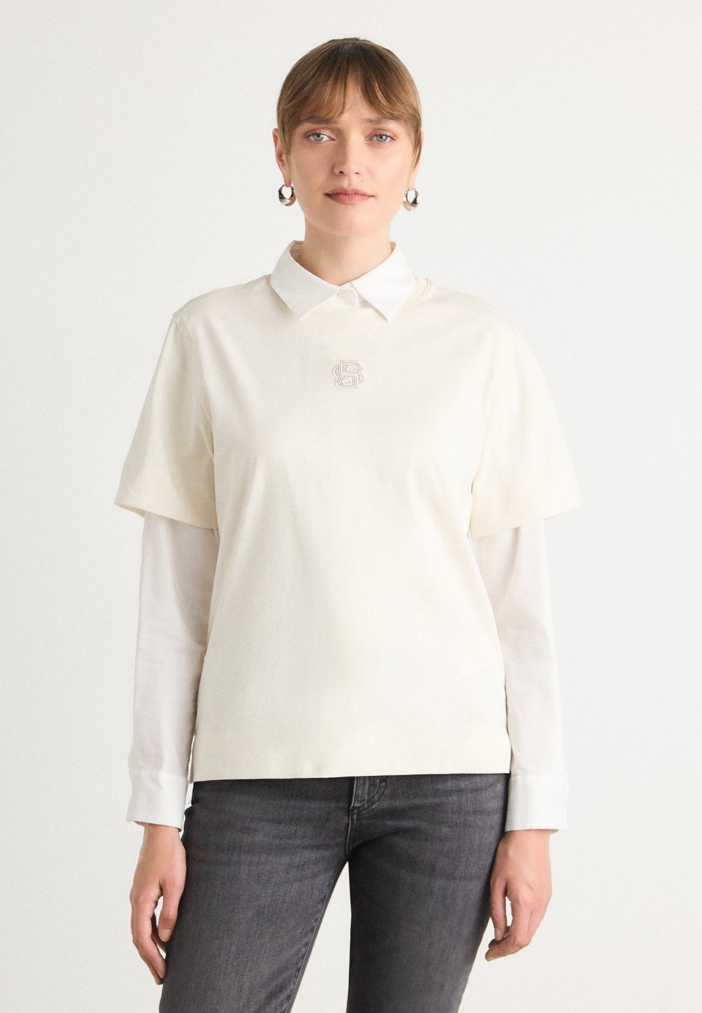 Футболка с принтом ELPHA BOSS, белый 
Футболка с принтом ELPHA BOSS, белый