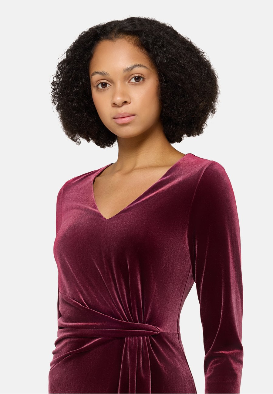 Платье Vera Mont LANGARM, Wild Ruby/Red
Платье Vera Mont LANGARM, Wild Ruby/Red