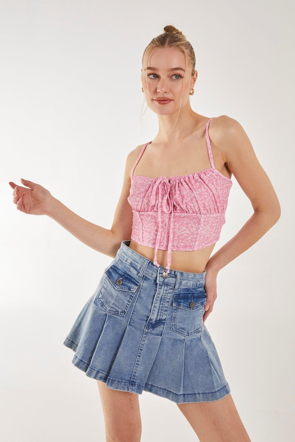 Укороченный топ на бретельках с цветочным принтом и завязками спереди Pink Vanilla, розовый
Укороченный топ на бретельках с цветочным принтом и завязками спереди Pink Vanilla, розовый