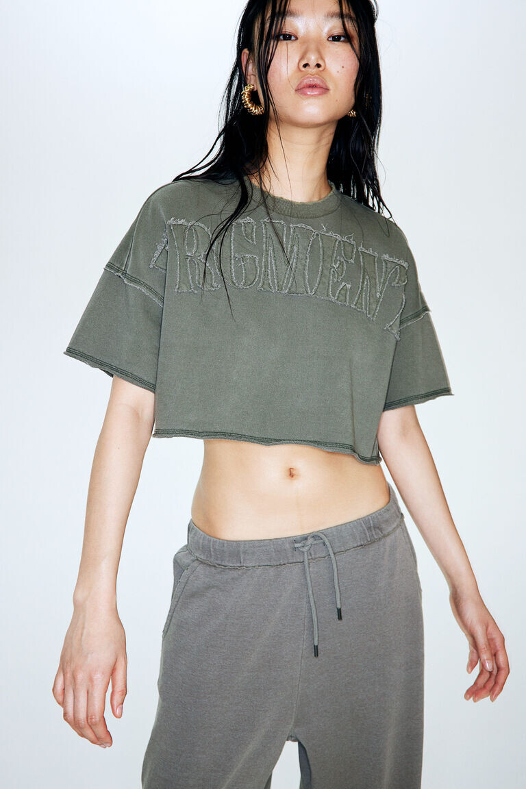 Укороченная футболка с мотивом H&M, хаки
Укороченная футболка с мотивом H&M, хаки