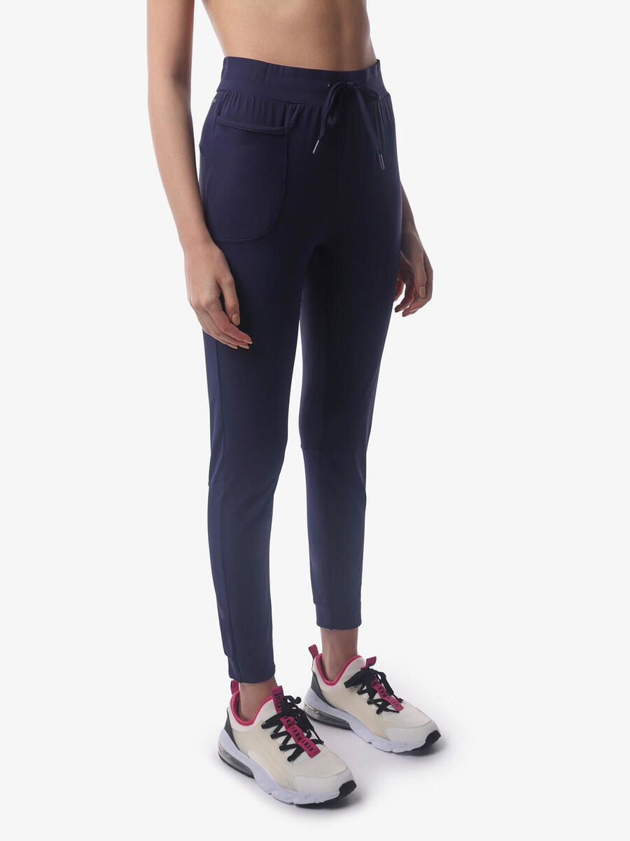 JAKED Синтетические спортивные брюки темно-синего цвета для женщин
JAKED Синтетические спортивные брюки темно-синего цвета для женщин