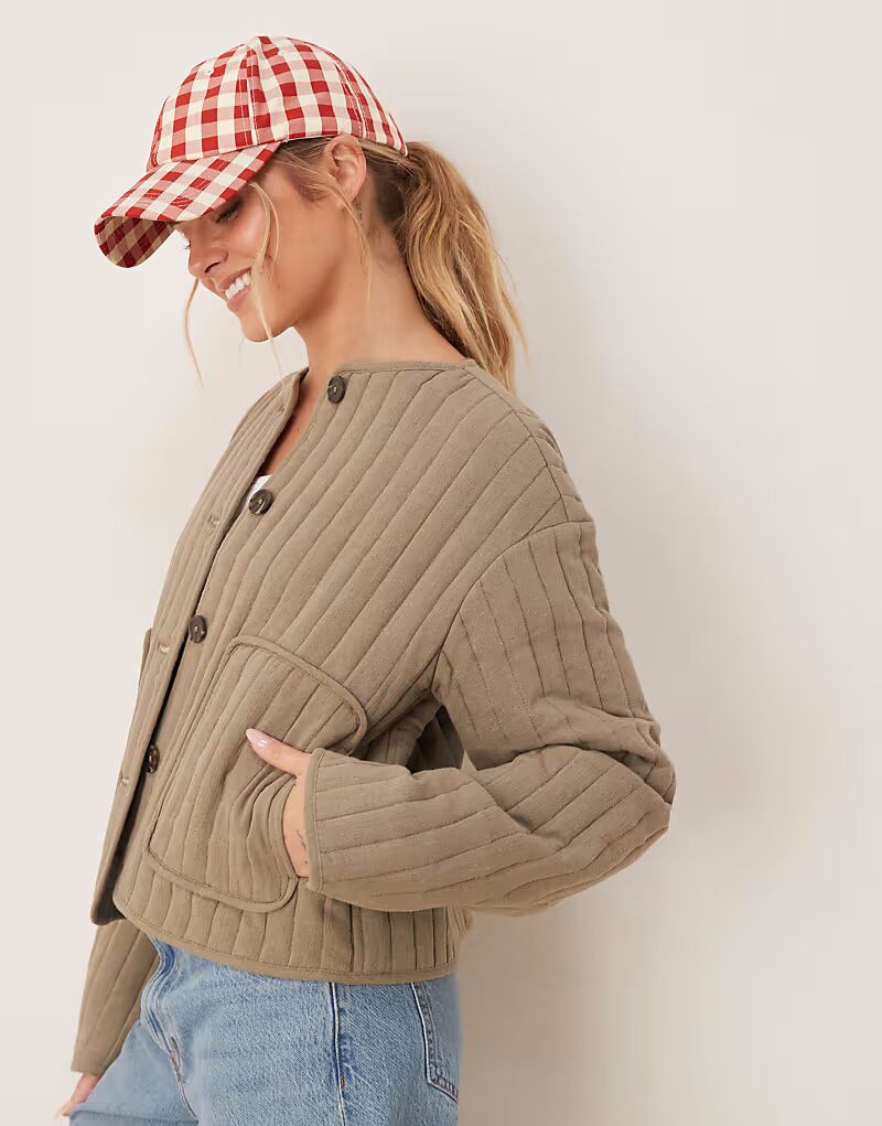 Укороченная льняная стеганая куртка без воротника цвета хаки от ASOS DESIGN
Укороченная льняная стеганая куртка без воротника цвета хаки от ASOS DESIGN