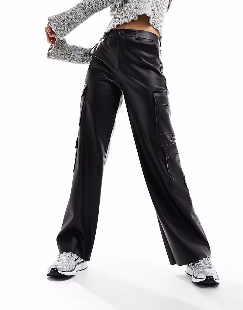 Брюки-карго из искусственной кожи черного цвета Stradivarius
Брюки-карго из искусственной кожи черного цвета Stradivarius