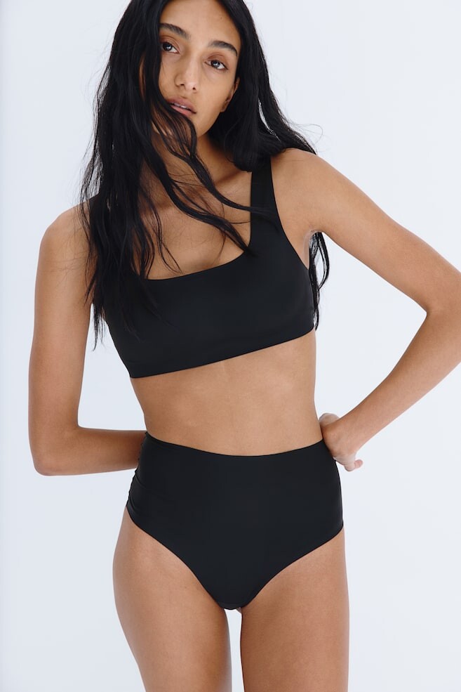 Упаковка из 2-х трусов-бразильцев легкой формы H&M, черный
Упаковка из 2-х трусов-бразильцев легкой формы H&M, черный