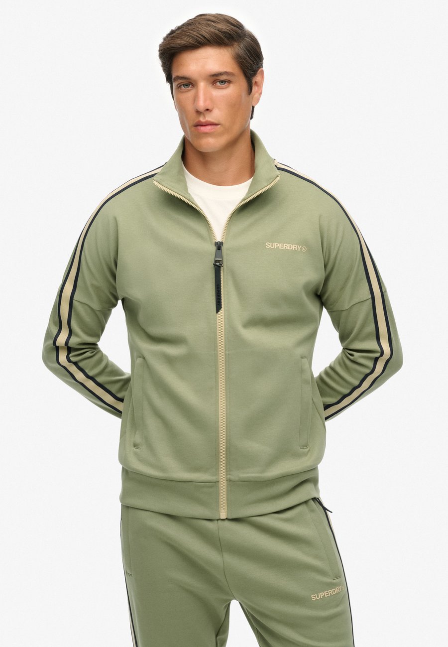 Толстовка Superdry & Co TECH CULT LOOSE TRACK, Oil Green/Green
Толстовка Superdry & Co TECH CULT LOOSE TRACK, Oil Green/Green
