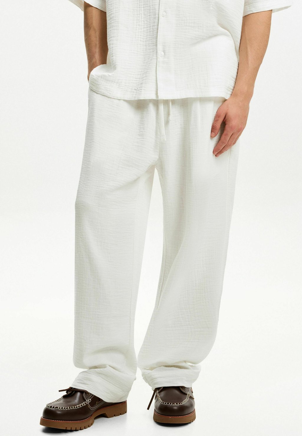 Брюки Bershka, белый
Брюки Bershka, белый