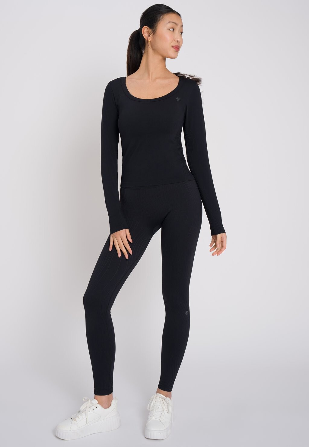 Топ с длинными рукавами JODIE OCEANSAPART, черный 
Топ с длинными рукавами JODIE OCEANSAPART, черный