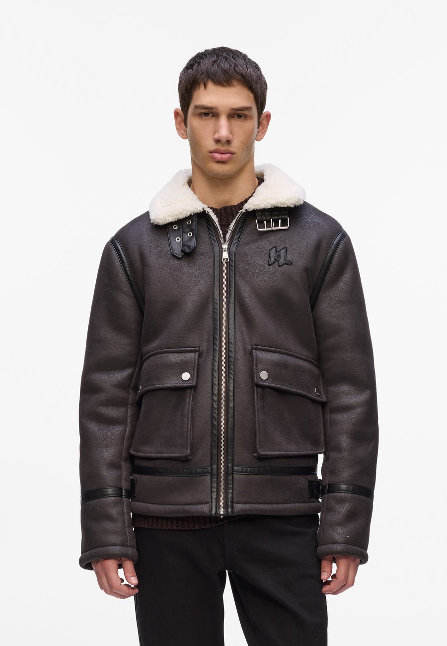 Куртка KARL LAGERFELD MONOGRAM SHEARLING, Black Coffee/Dark Brown
Куртка KARL LAGERFELD MONOGRAM SHEARLING, Black Coffee/Dark Brown