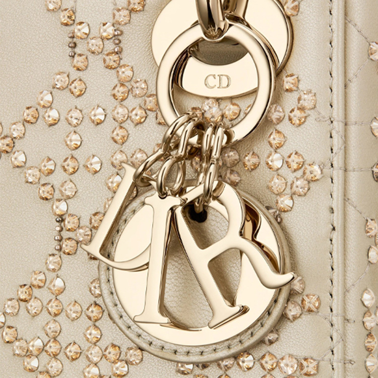 Леди Диор из кожи коровы мини-сумочка женская золотая Lady Dior
Леди Диор из кожи коровы мини-сумочка женская золотая Lady Dior