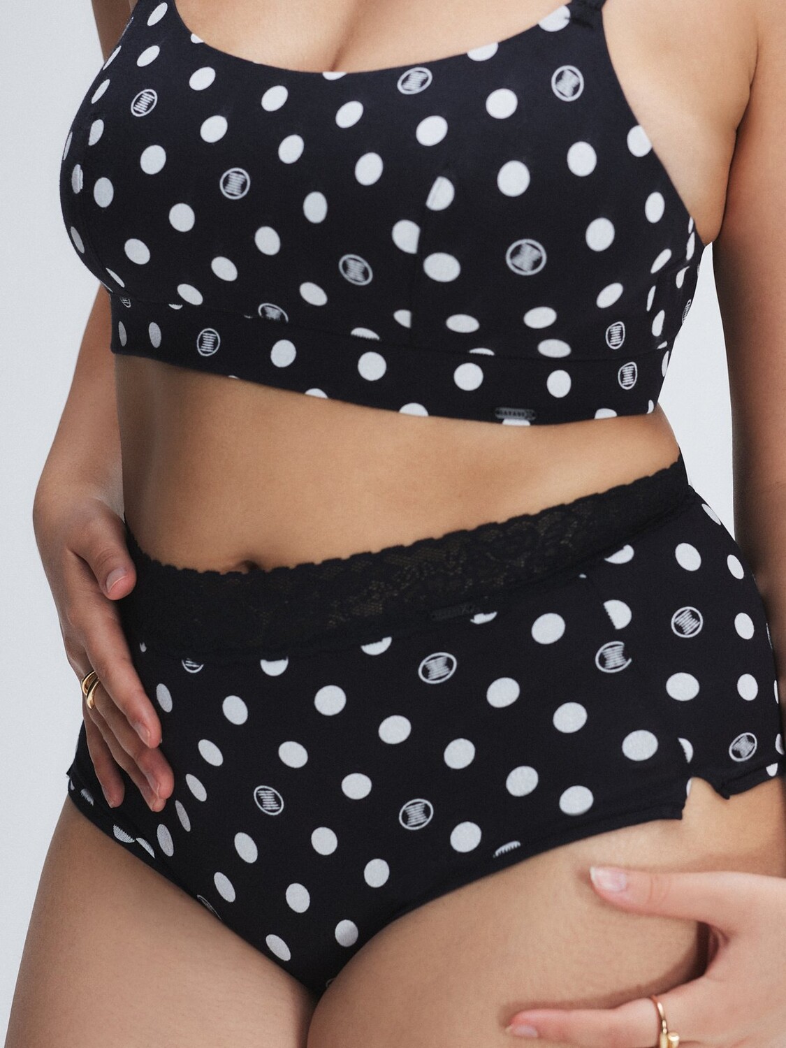 Короткие трусики Savage X Fenty Cotton Essentials Lace-Trim, цвет Black Caviar/Angel White XO Polka Dot Print
Короткие трусики Savage X Fenty Cotton Essentials Lace-Trim, цвет Black Caviar/Angel White XO Polka Dot Print