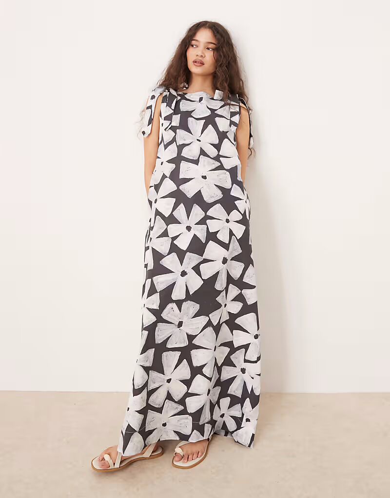 Платье макси с цветочным принтом VRG GRL Frances темно-синего цвета
Платье макси с цветочным принтом VRG GRL Frances темно-синего цвета