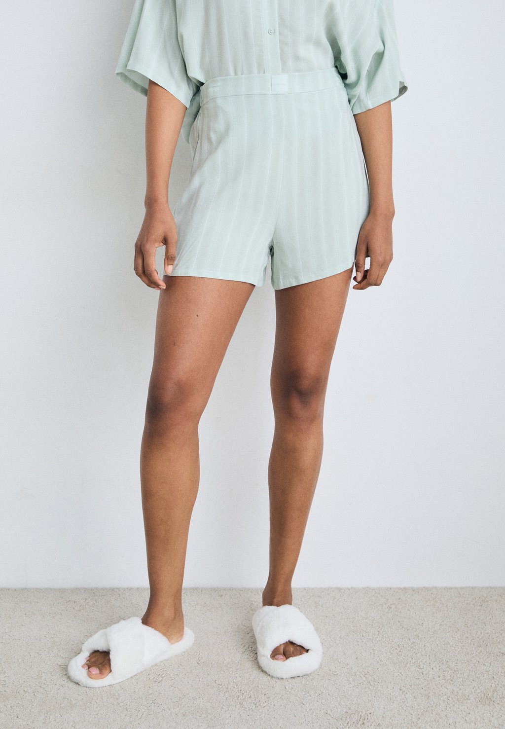 Пижамные штаны SHORT Calvin Klein Underwear, светло-серый
Пижамные штаны SHORT Calvin Klein Underwear, светло-серый