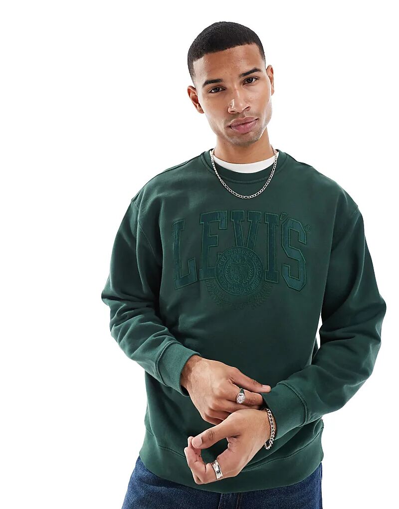 Свитшот свободного кроя с университетской аппликацией в тональный цвет зеленого цвета Levi's 
Свитшот свободного кроя с университетской аппликацией в тональный цвет зеленого цвета Levi's