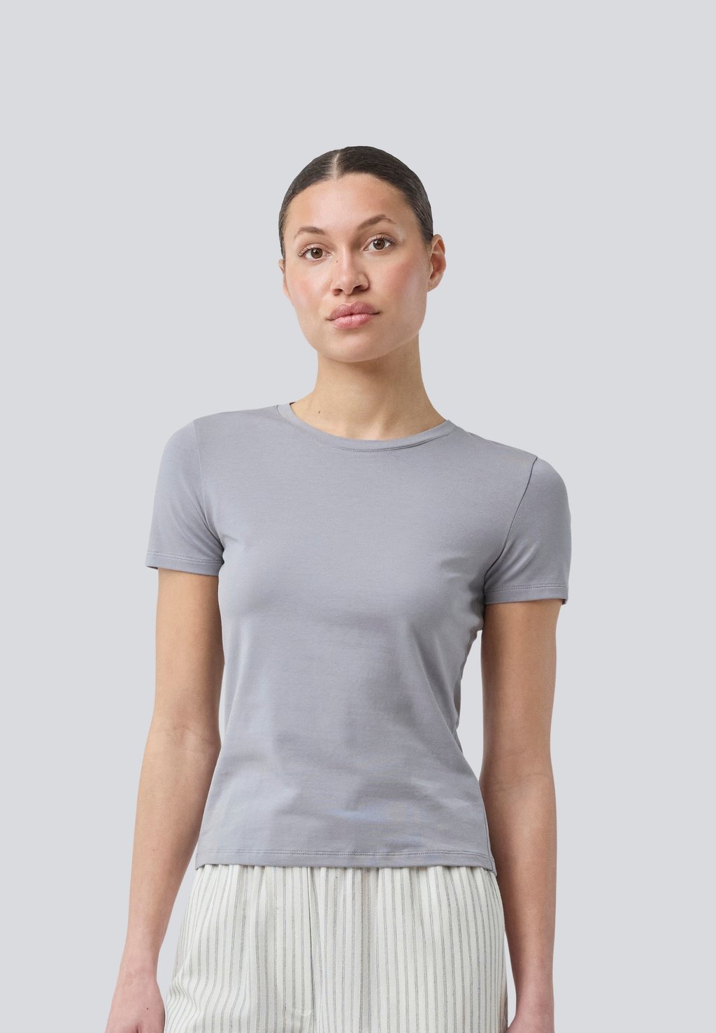 Базовая футболка DAE Modström, сине-серый
Базовая футболка DAE Modström, сине-серый