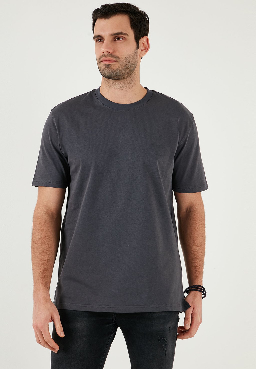 Базовая футболка REGULAR FIT Buratti, антрацит
Базовая футболка REGULAR FIT Buratti, антрацит