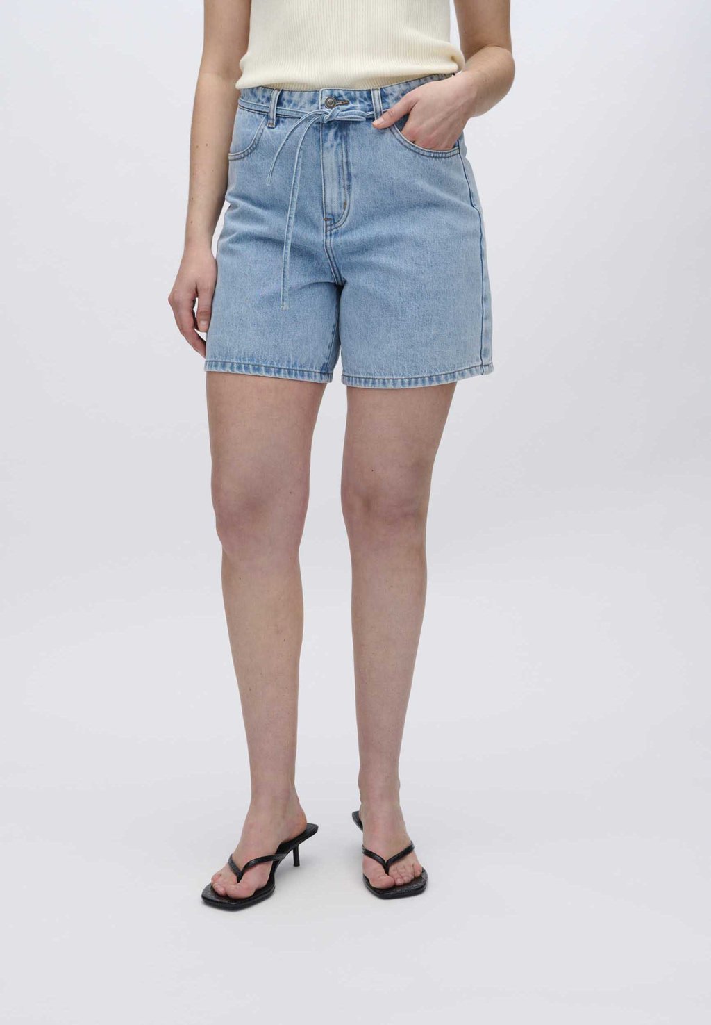 Джинсовые шорты VENEDA Moves, светло-голубой
Джинсовые шорты VENEDA Moves, светло-голубой