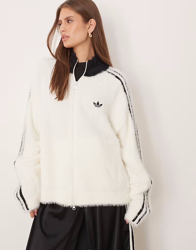 Классический пушистый спортивный топ в бежево-черном цвете Adidas Originals
Классический пушистый спортивный топ в бежево-черном цвете Adidas Originals
