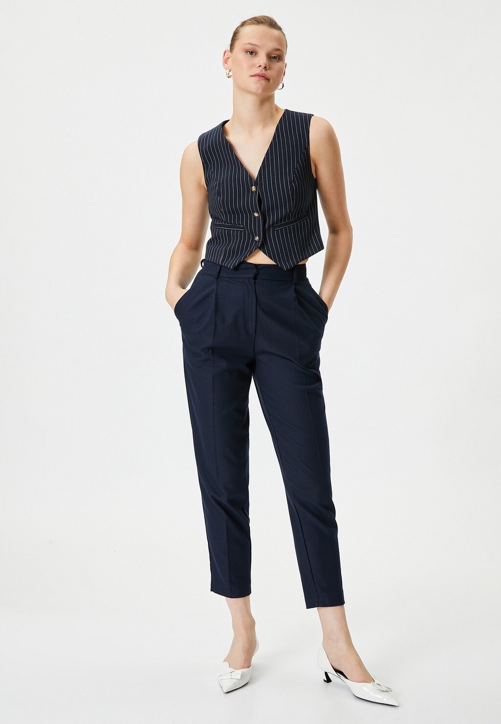 Жилет POCKET DETAIL BUTTONED V NECK Koton, темно-синий
Жилет POCKET DETAIL BUTTONED V NECK Koton, темно-синий